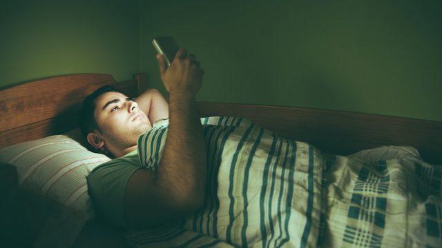 Yatmadan haberlere bakmak istiyor olabilirsiniz fakat uzmanlar uyku öncesi telefona bakmamak gerektiği görüşünde
