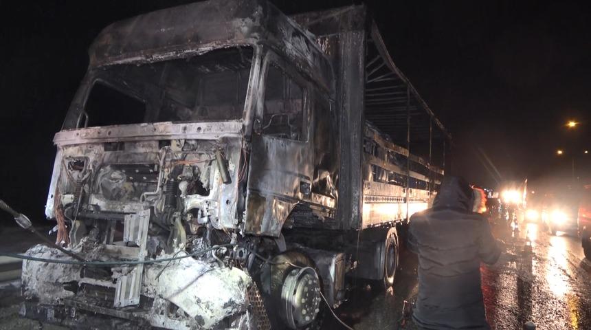 Bursa-İstanbul Karayolu'nda kimyasal madde yüklü TIR alev alev yandı