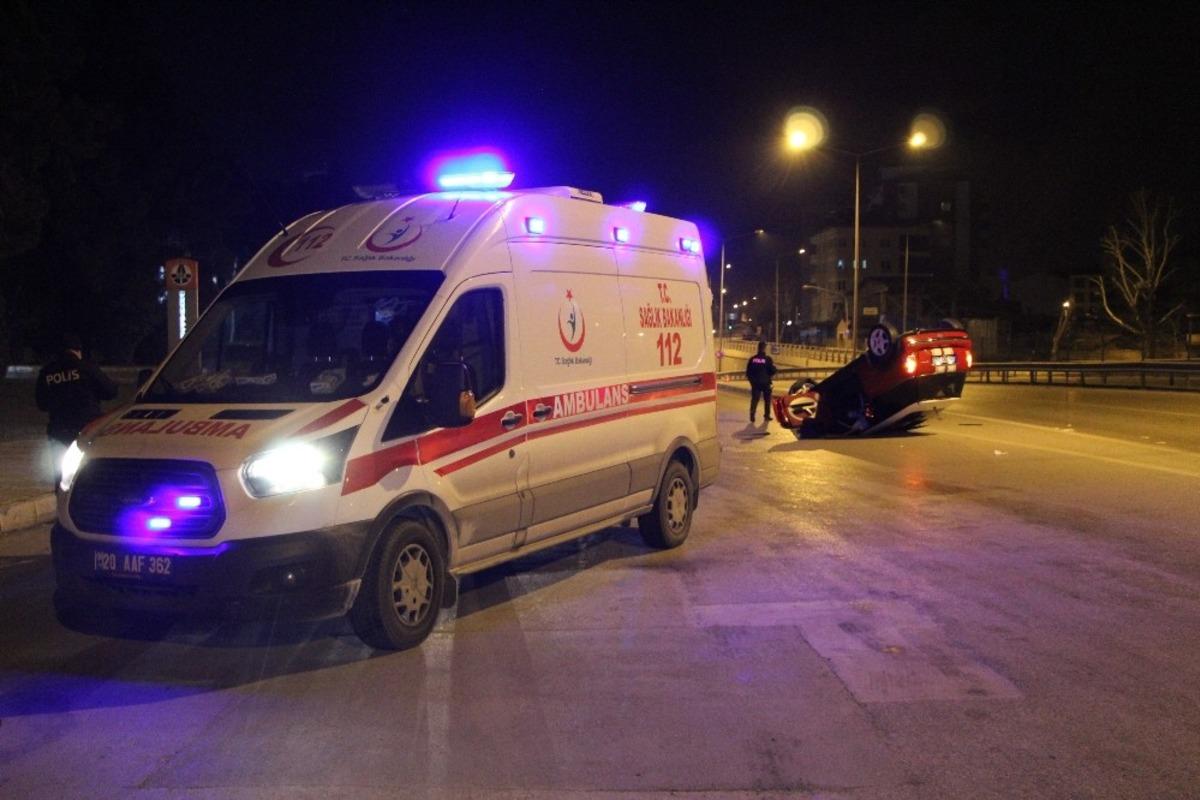 Boş yolda takla atan ara&ccedil;tan hafif yaralı kurtuldular