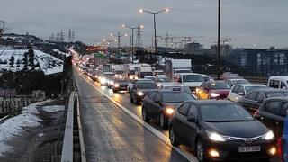 Son Dakika: Kağıthane TEM'de trafiği kilitleyen kaza! (İstanbul trafiğinde son durum)