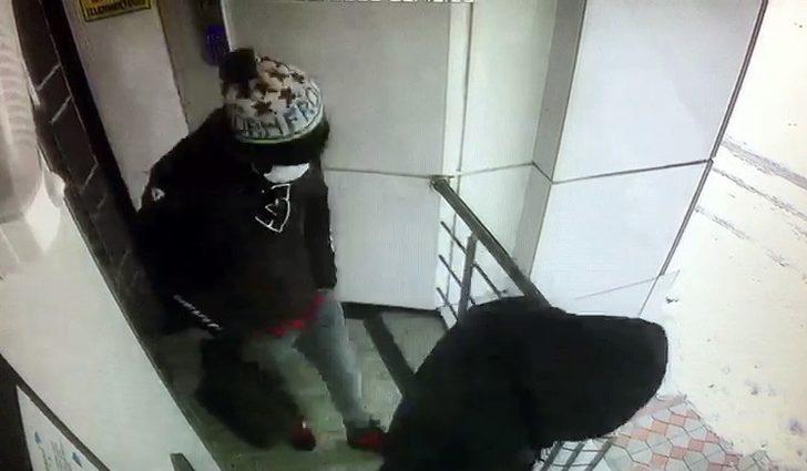 (ÖZEL) Arnavutköy’de bir eve giren hırsızlar ziynet eşyaları çaldı G1