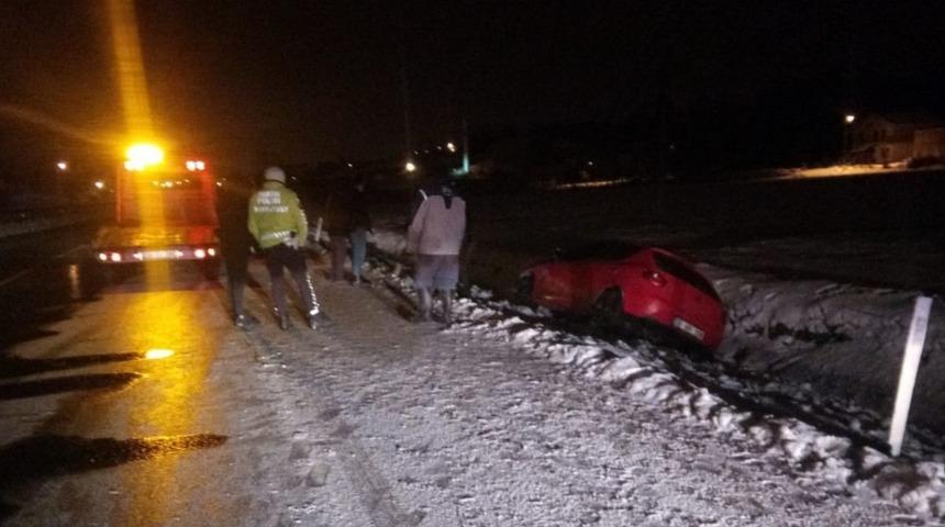 Buzlu yolda kayan otomobil kanala d&uuml;şt&uuml;