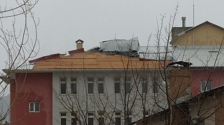 Hakkari&rsquo;de kuvvetli r&uuml;zgar &ccedil;atıları u&ccedil;urdu