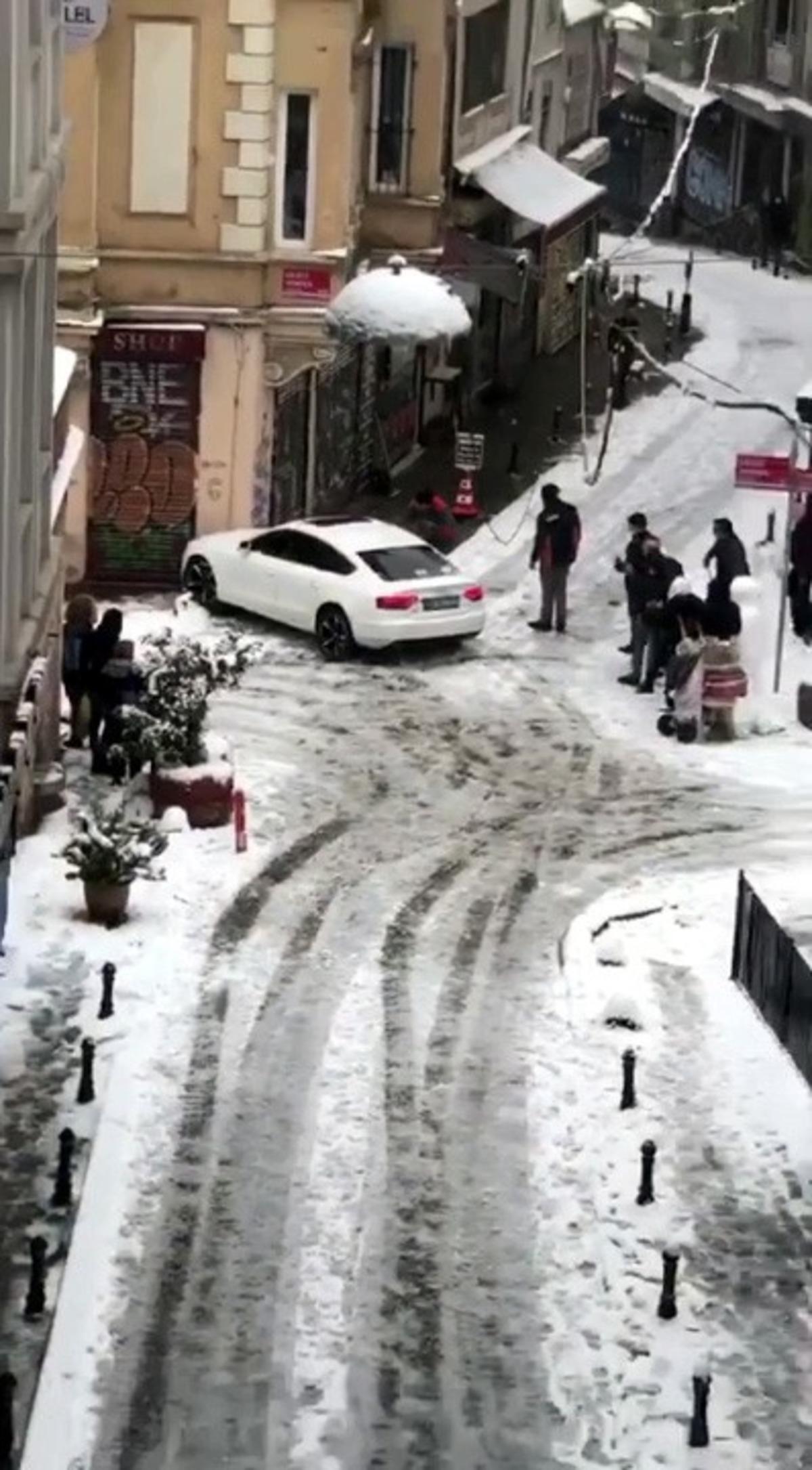 (&Ouml;zel) Yokuştan kayan aracı durdurmaya &ccedil;alıştılar