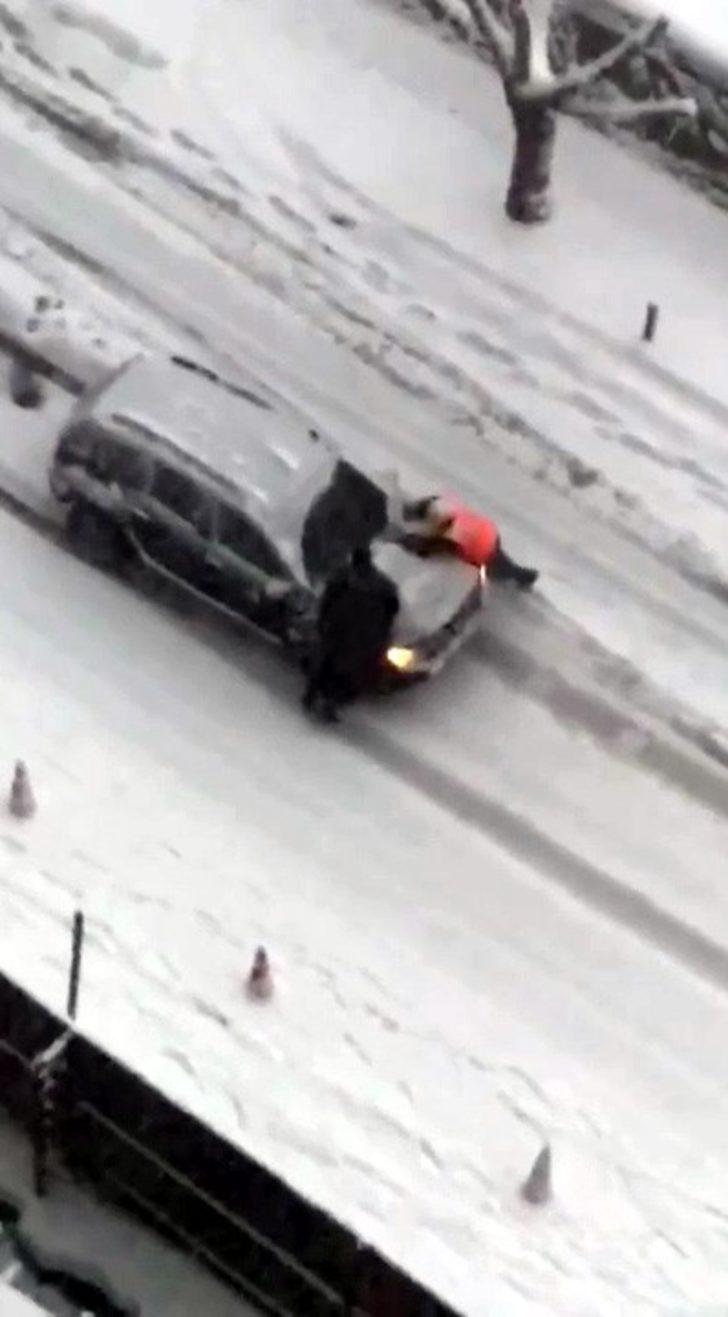 (Özel) Yokuştan kayan aracı durdurmaya çalıştılar G2