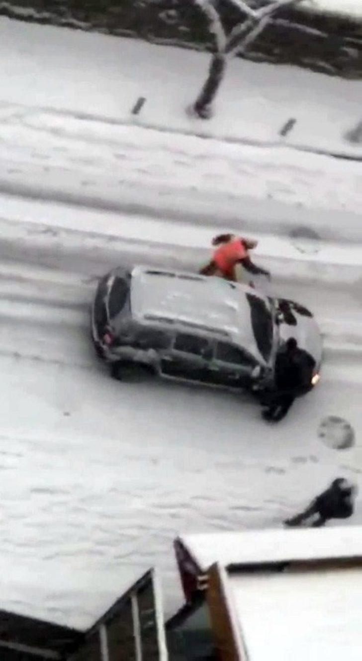 (Özel) Yokuştan kayan aracı durdurmaya çalıştılar G3