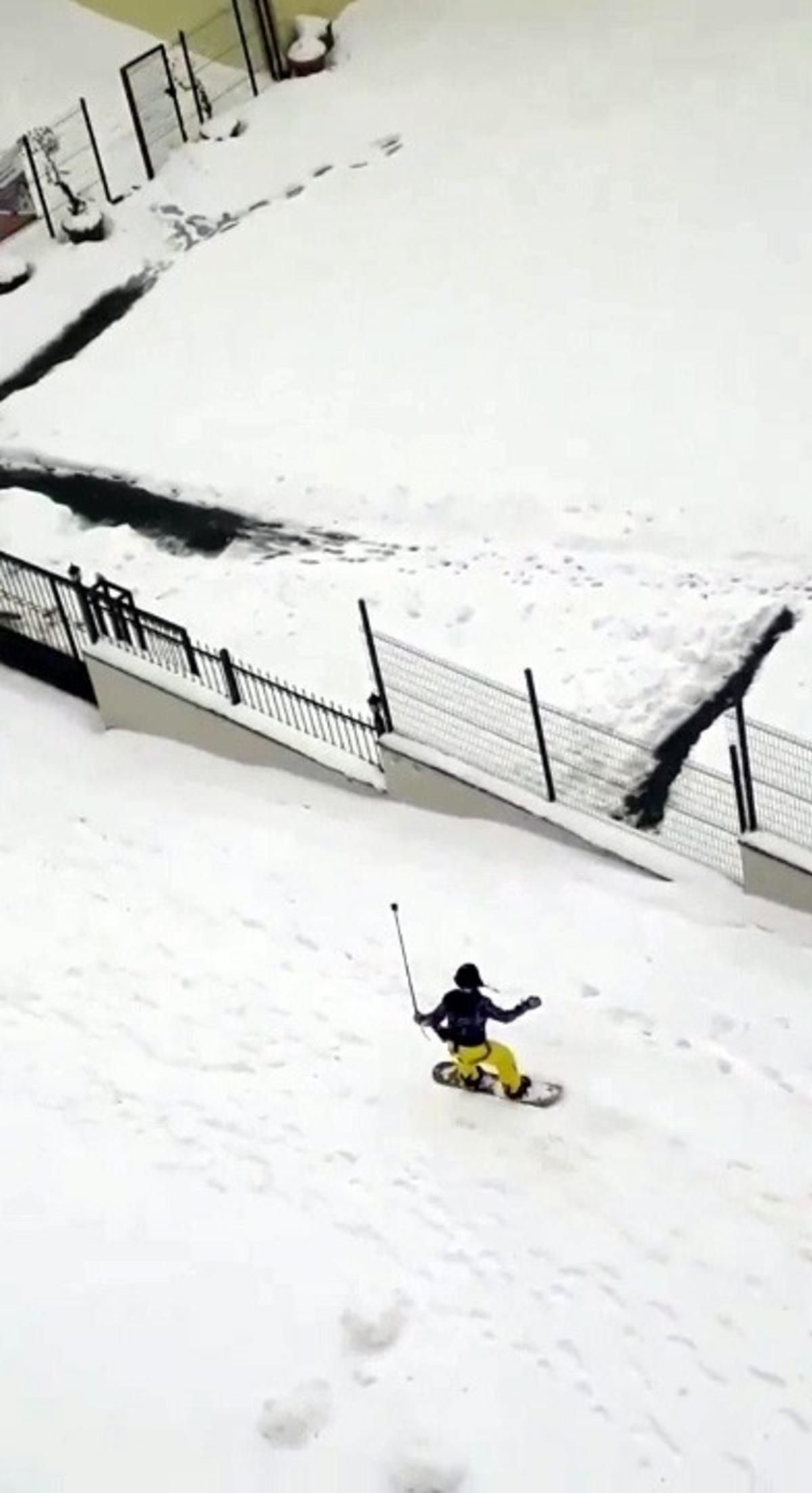 (&Ouml;zel) İstanbul&rsquo;da karda snowboard keyfi