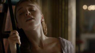 Bridgerton oyuncusu Phoebe Dynevor pozlarıyla olay oldu