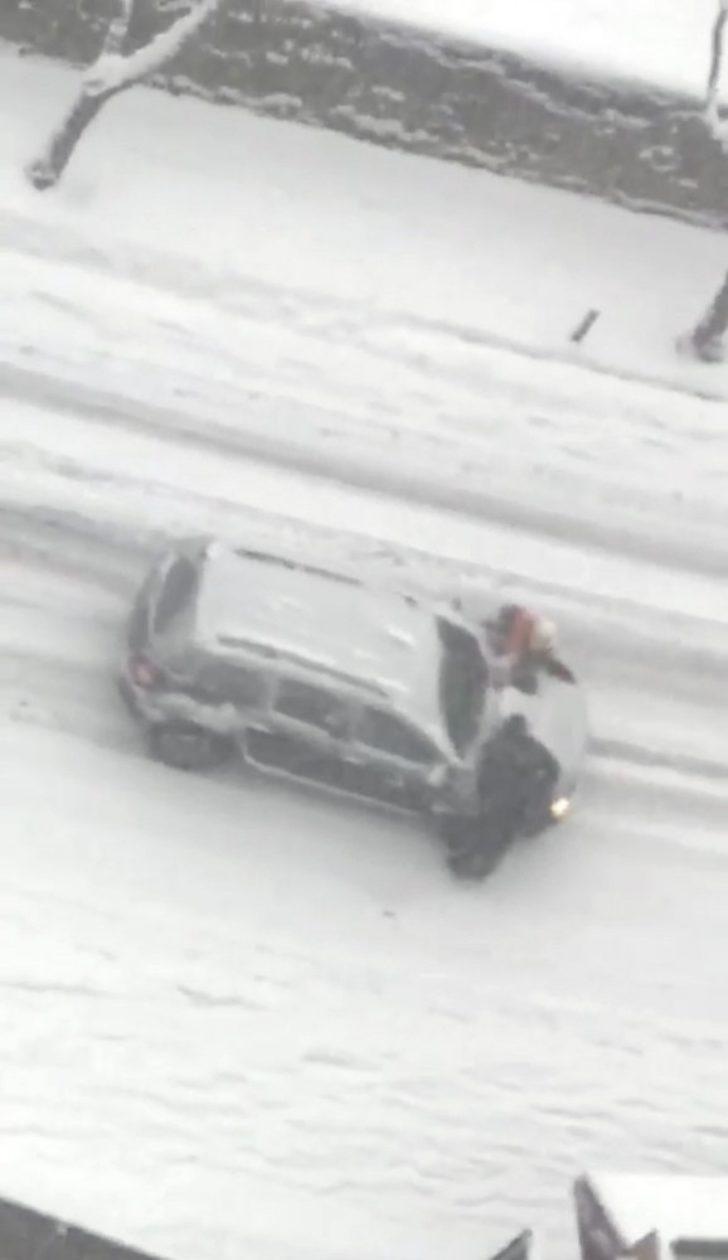 (Özel) Yokuştan kayan aracı durdurmaya çalıştılar G4