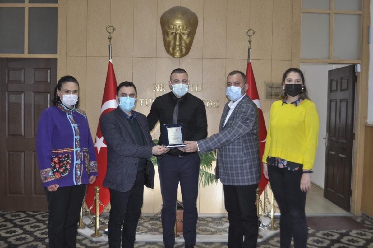 Şehidin kardeşine plaket sunuldu