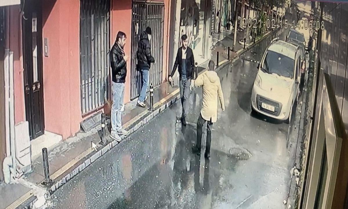 (&Ouml;zel) Ortak&ouml;y&rsquo;de aralarında husumet olan 2 kardeş sokak ortasında birbirini bı&ccedil;akladı