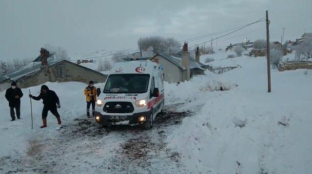 5 saatlik çalışmayla kardan kapanan yol açılarak hasta kadın paletli ambulansla kurtarıldı