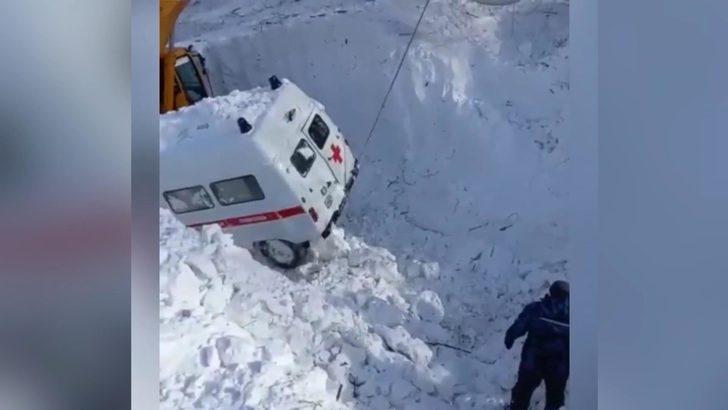 Rusya’da hasta almaya giden ambulansın üzerine çığ düştü G1
