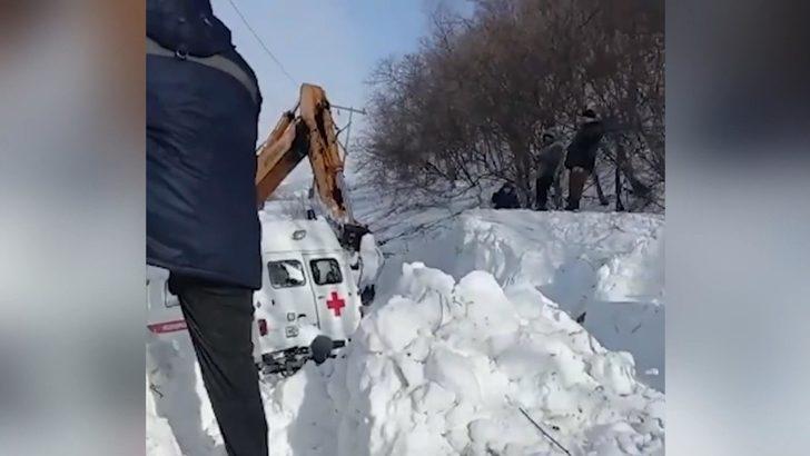 Rusya’da hasta almaya giden ambulansın üzerine çığ düştü G2