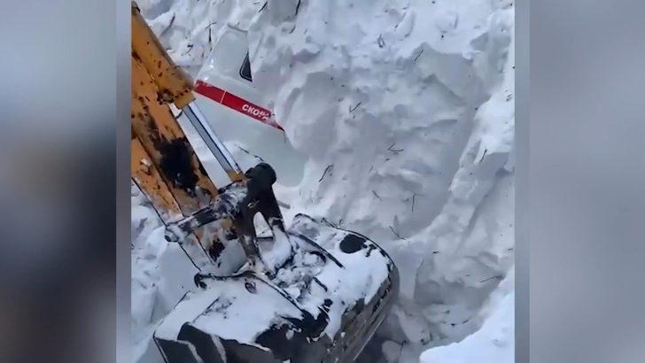 Rusya’da hasta almaya giden ambulansın üzerine çığ düştü G3