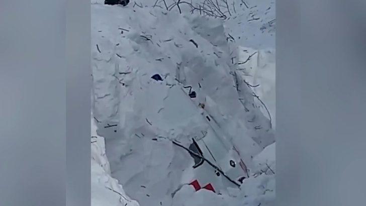 Rusya’da hasta almaya giden ambulansın üzerine çığ düştü G4