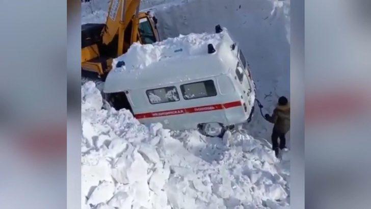 Rusya’da hasta almaya giden ambulansın üzerine çığ düştü G5