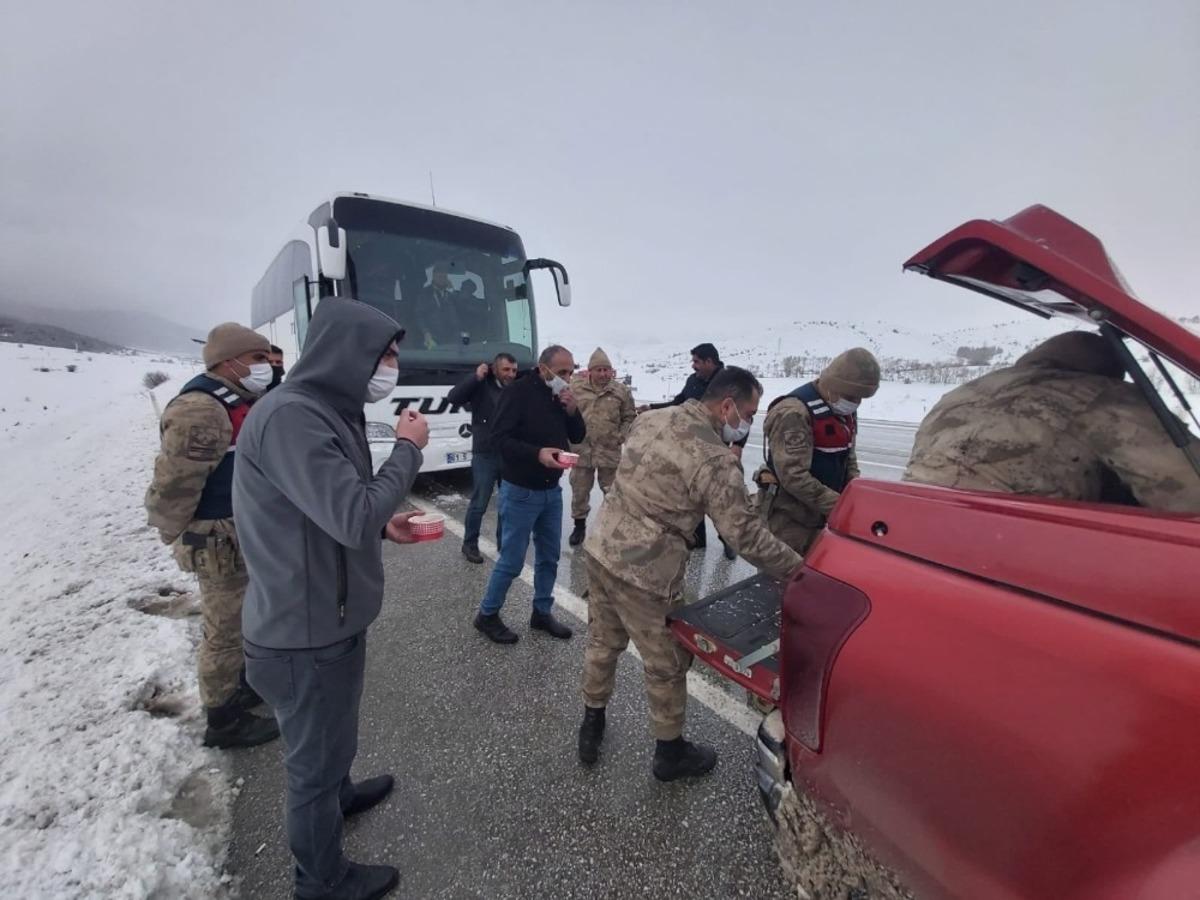 Yolda kalanlara g&uuml;venlik g&uuml;&ccedil;lerinden &ccedil;orba ikramı