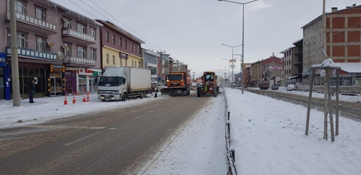Buzlanan yollarda tuzlama &ccedil;alışması
