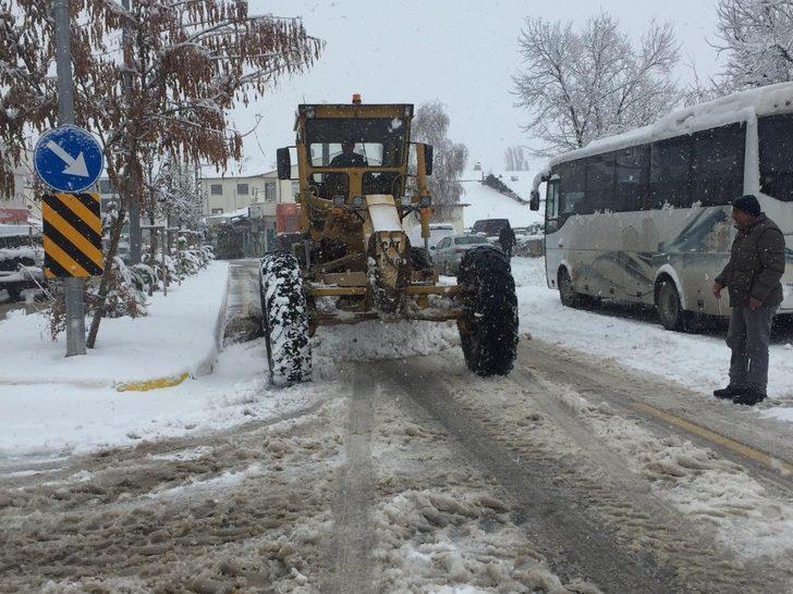 Buzlanan yollarda tuzlama çalışması G3