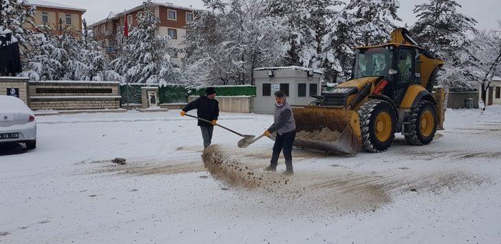 Buzlanan yollarda tuzlama çalışması G4