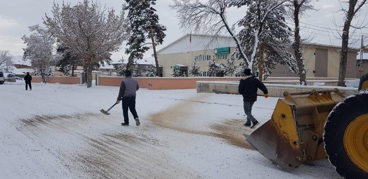 Buzlanan yollarda tuzlama çalışması G5