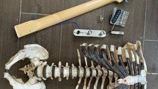 Amcasının iskeletinden elektro gitar yaptı