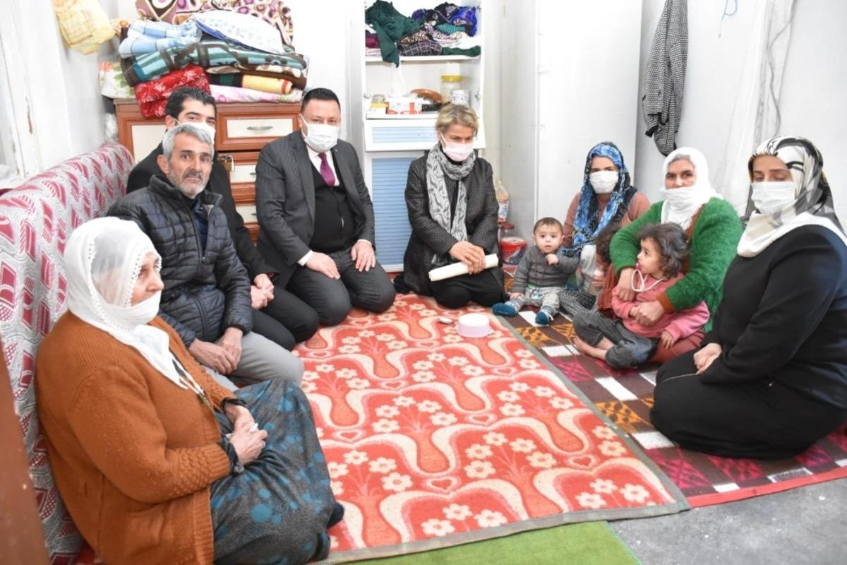 Evleri yandığı i&ccedil;in kış ortasında mağdur olan aileye Başkan Beyoğlu sahip &ccedil;ıktı