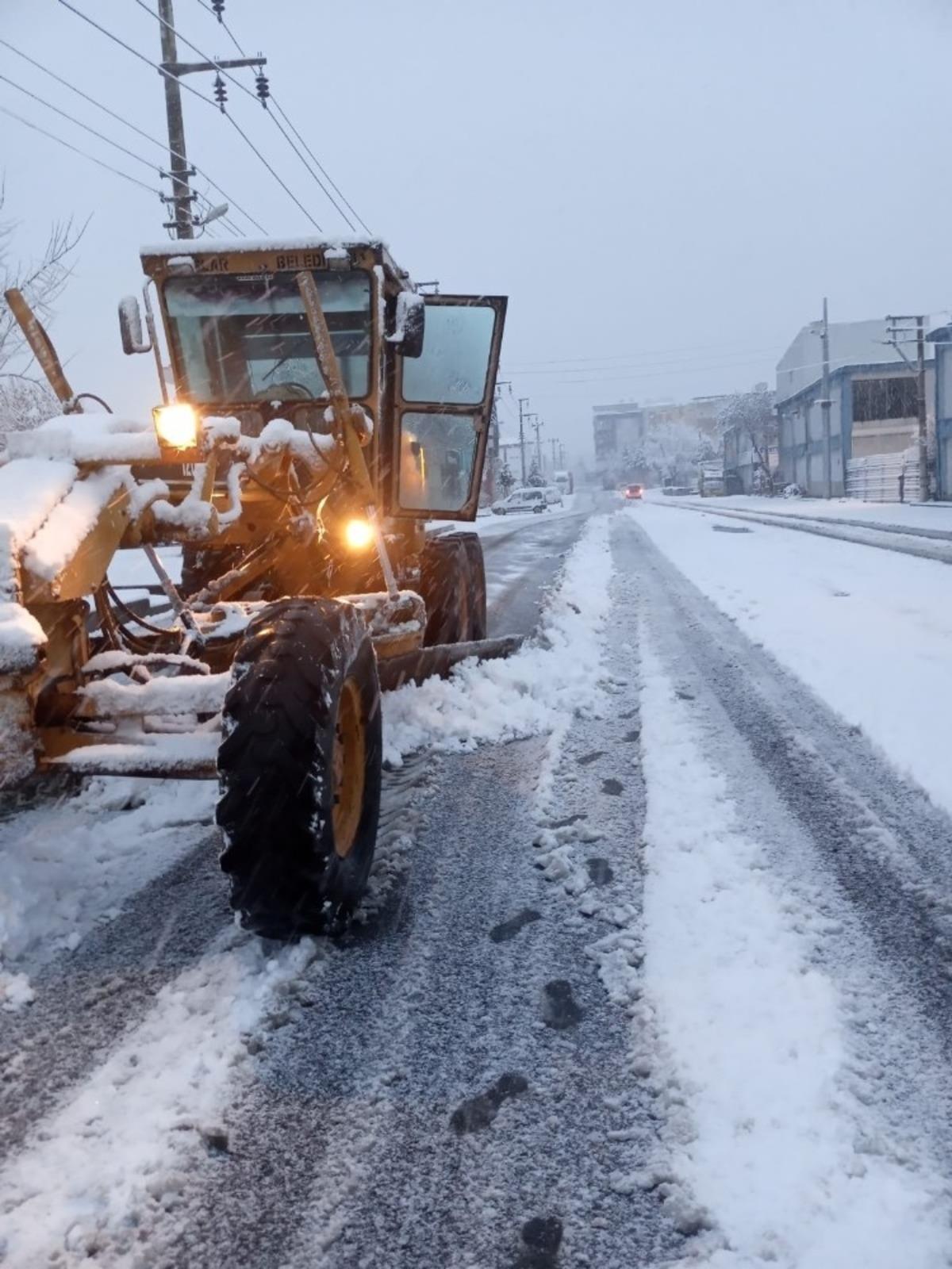 Diyarbakır beyaz &ouml;rt&uuml;yle kaplandı, Bağlar Belediyesi geceden sahaya indi