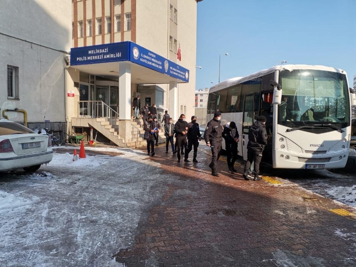 Kayseri&rsquo;de aranan şahıslara 68 polisle şafak operasyonu: 11 g&ouml;zaltı