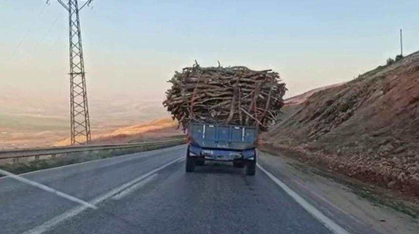 Siirt’te kapasitesinin üstünde yük alan traktörün tehlikeli yolculuğu