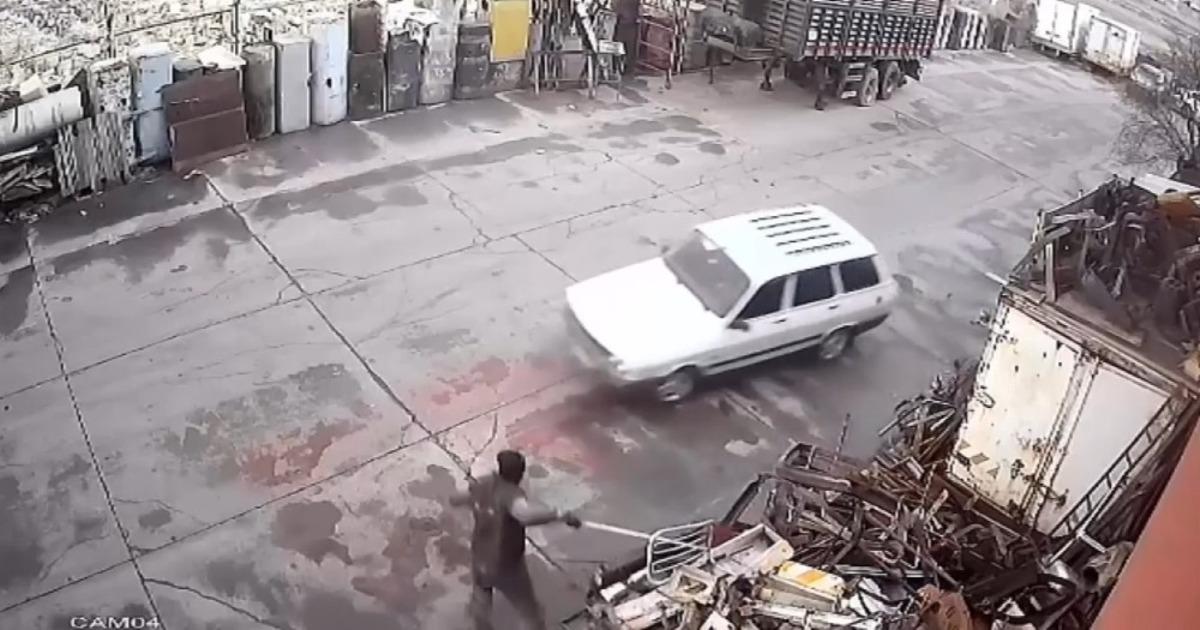 Otomobille gelen hırsızları demir &ccedil;ubukla kovaladı