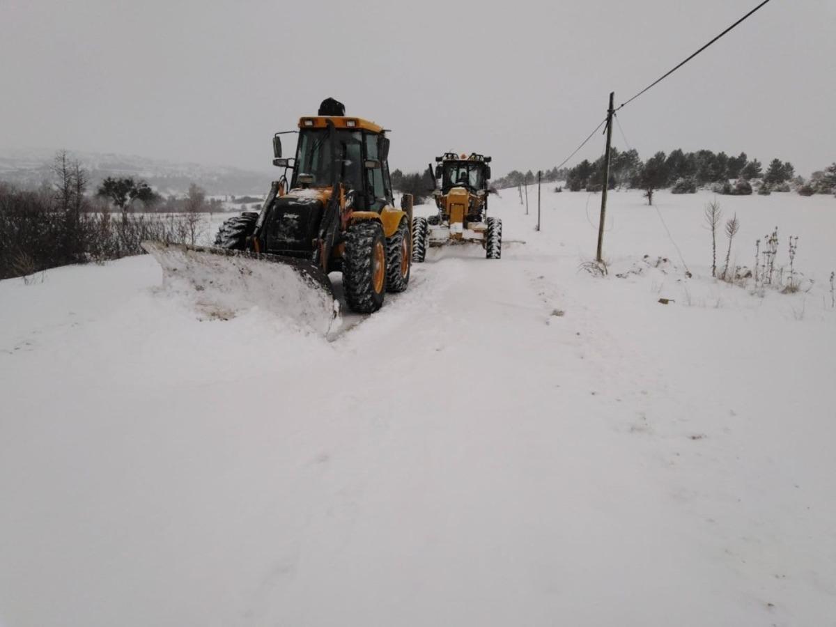 Dumlupınar&rsquo;da karla m&uuml;cadele &ccedil;alışmaları