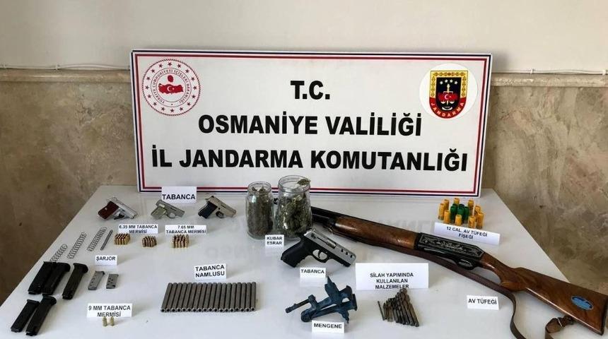 Otomobile silahlı saldırı düzenleyenlerin evinden cephanelik çıktı