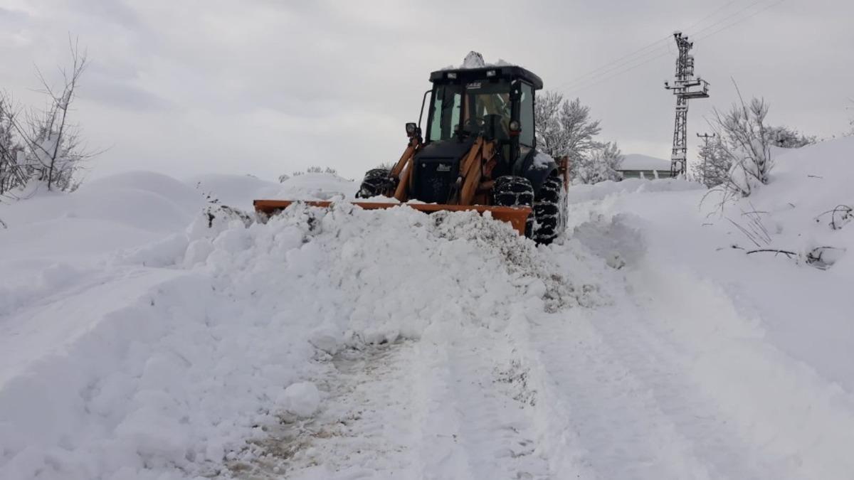&Ouml;zel İdare ekipleri kapalı k&ouml;y yollarında &ccedil;alışmalarımı s&uuml;rd&uuml;r&uuml;yor