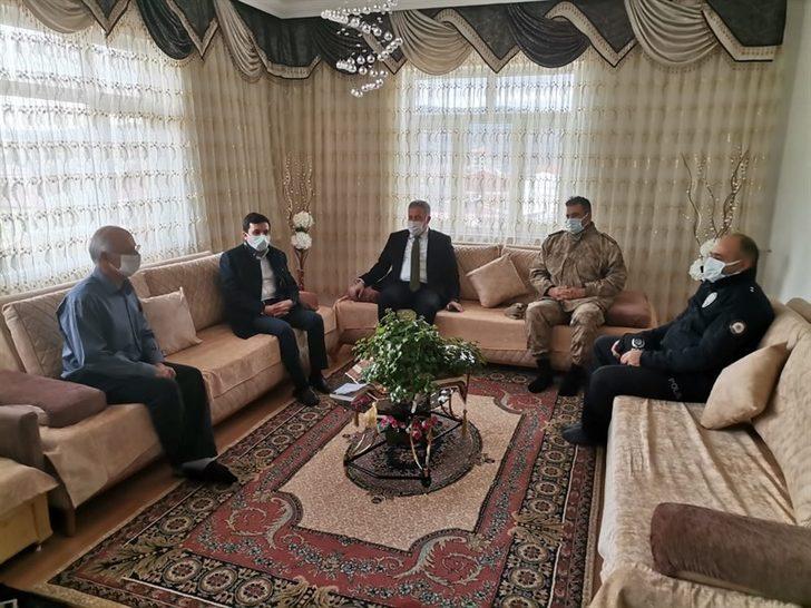 Baskil Kaymakamı Yılmaz,  gazileri evinde ziyaret etti G1