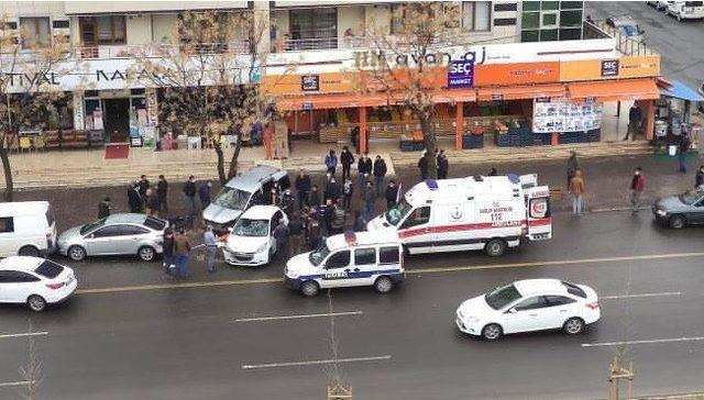 Diyarbakır’da 2 kişinin yaralandığı kaza anı kameralarda 1