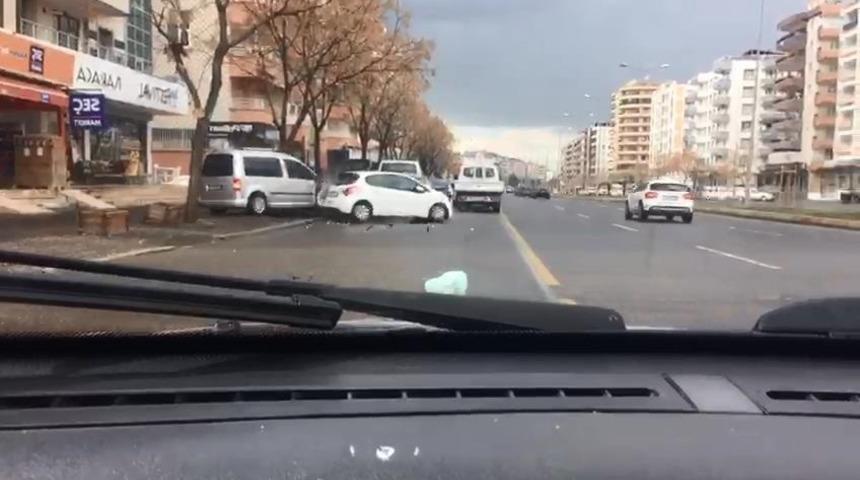 Diyarbakır&rsquo;da 2 kişinin yaralandığı kaza anı kameralarda