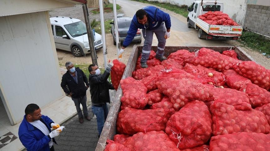 İhtiya&ccedil; sahibi ailelere soğan dağıtıldı