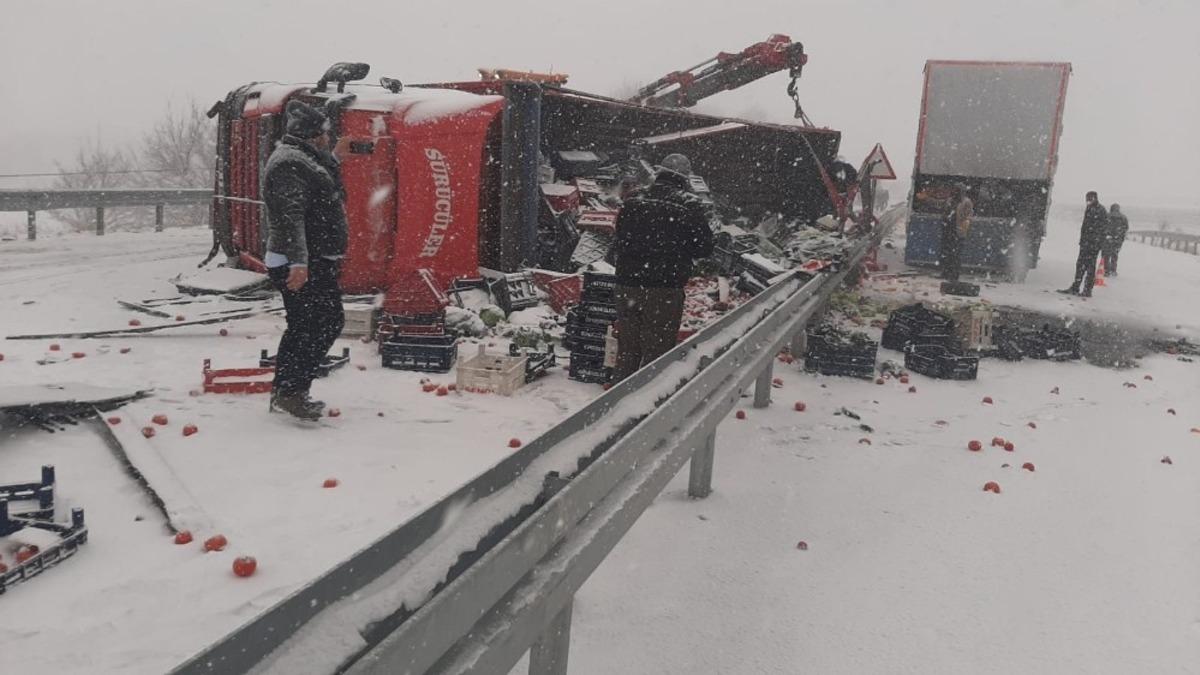 Elazığ&rsquo;da tırlar &ccedil;arpıştı, sebze ve meyveler yola sa&ccedil;ıldı:3 yaralı