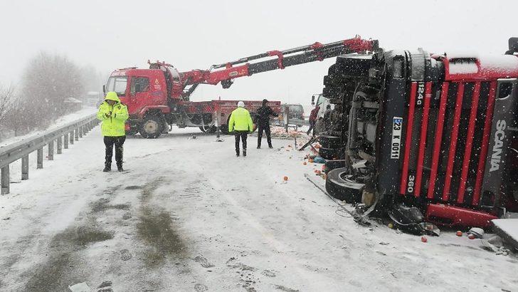 Elazığ’da tırlar çarpıştı, sebze ve meyveler yola saçıldı:3 yaralı G2