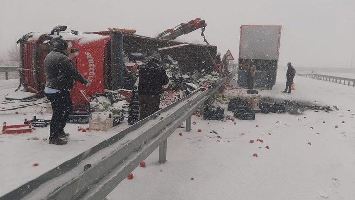 Elazığ’da tırlar çarpıştı, sebze ve meyveler yola saçıldı:3 yaralı G3
