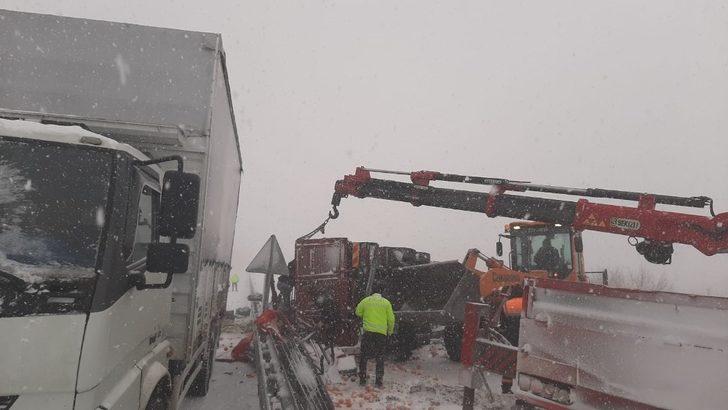 Elazığ’da tırlar çarpıştı, sebze ve meyveler yola saçıldı:3 yaralı G4