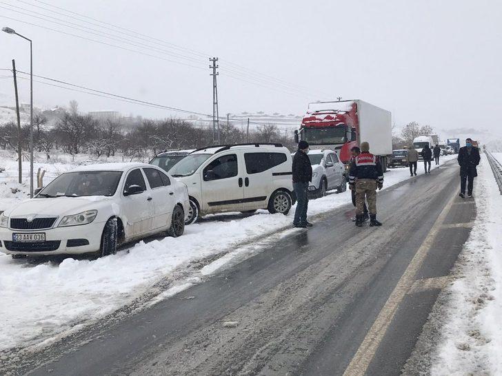 Elazığ’da tırlar çarpıştı, sebze ve meyveler yola saçıldı:3 yaralı G5
