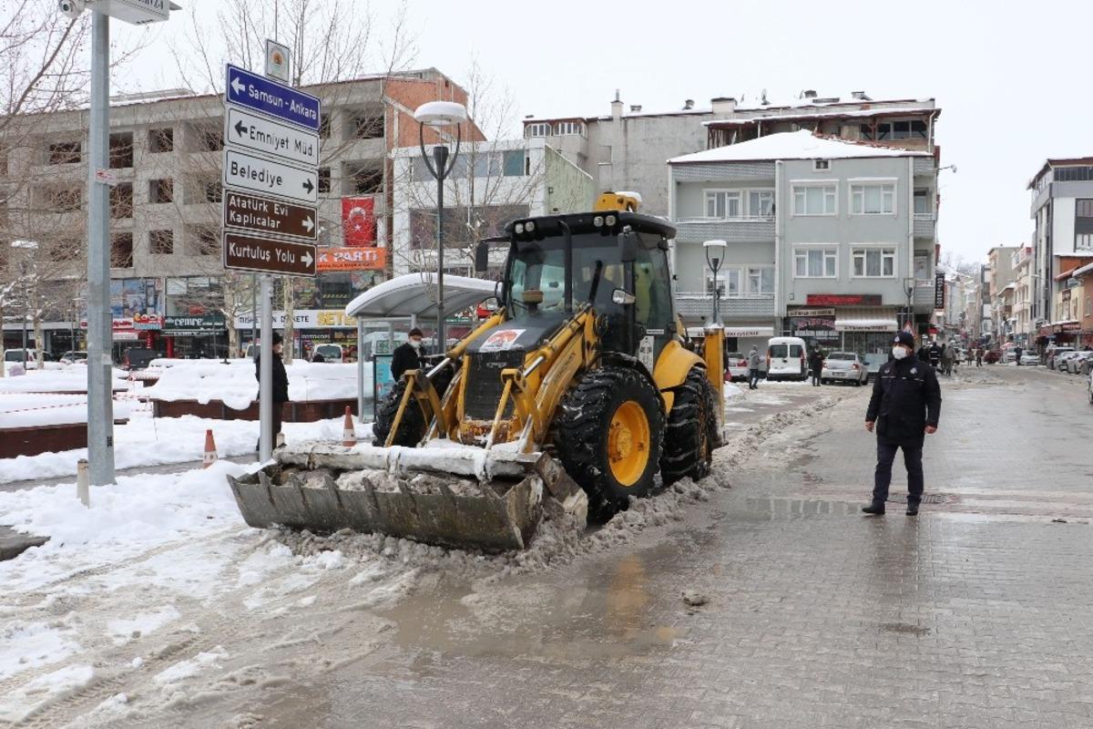 Havza Belediyesi&rsquo;nde 24 saat kar mesaisi