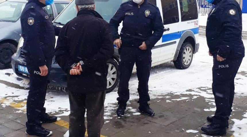 Polisin telaşlı g&ouml;rd&uuml;ğ&uuml; vatandaş ikinci kez dolandırılmaktan kurtarıldı