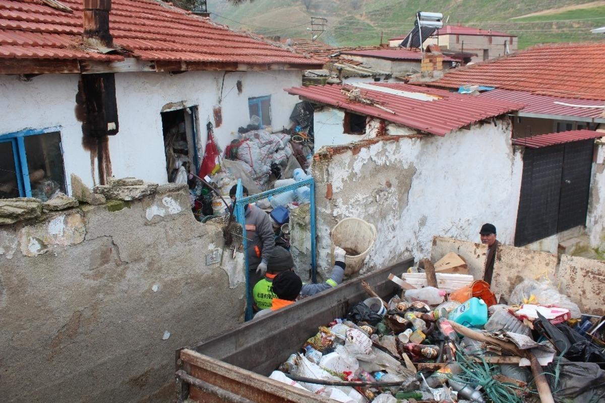 Alaşehir&rsquo;de &ccedil;&ouml;p evlerden 20 trakt&ouml;r &ccedil;&ouml;p &ccedil;ıkarıldı