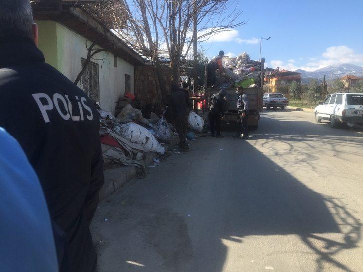 Alaşehir’de çöp evlerden 20 traktör çöp çıkarıldı G3