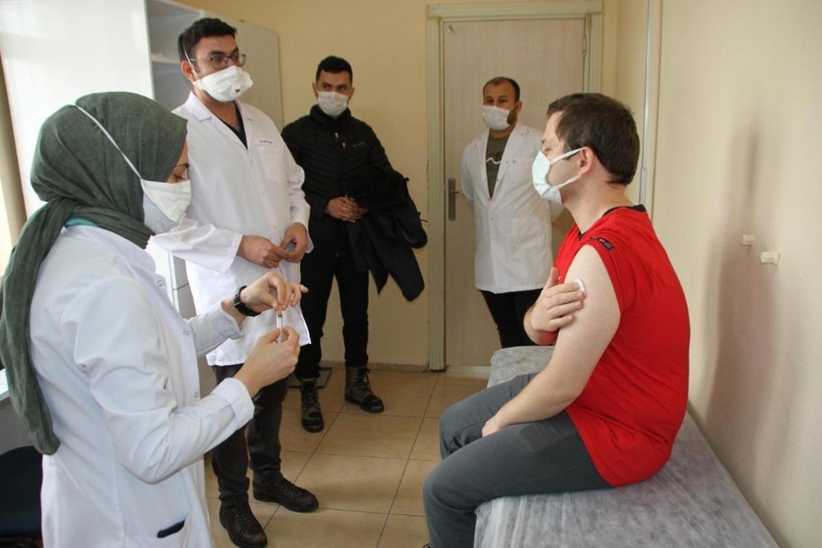 Kaymakam Demirer korona vir&uuml;s aşısı oldu