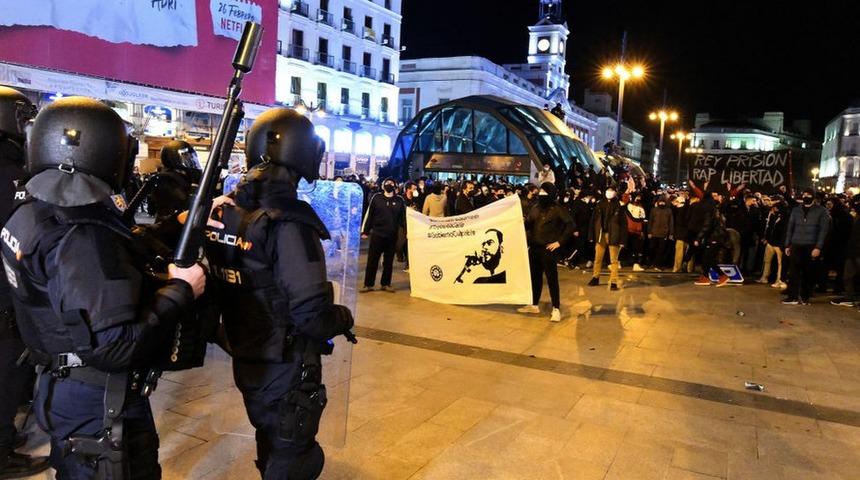 Pablo Hasel: İspanya'da rap şarkıcısının tutuklanmasına karşı yapılan eylemlerde çatışma çıktı
